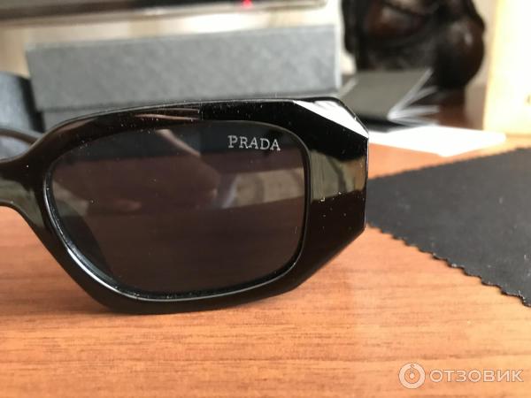 Надпись Prada.