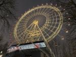 Колесо обозрения "Солнце Москвы" на территории ВДНХ (Россия, Москва) фото