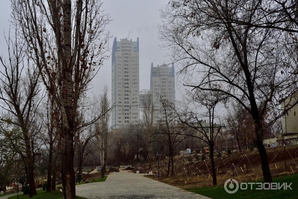 одна из дорожек сквера с видом на ЖК Волжские паруса