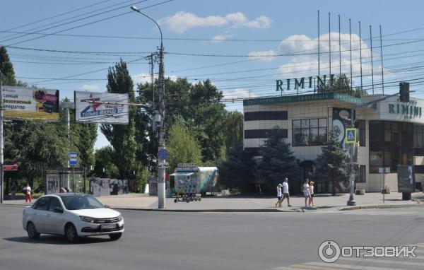 Вход в сквер - слева от Траттории Римини