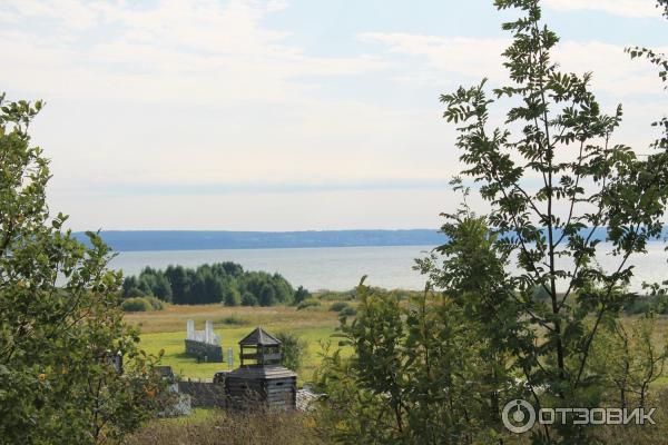 Фото с горы. Сам вход находится прям у дороги внизу только не по центру, а с боку.