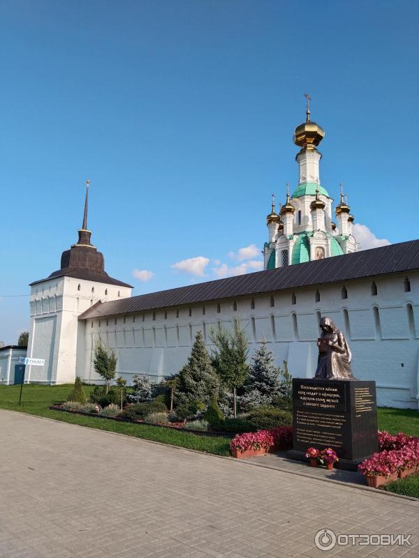 Вид монастыря снаружи слева