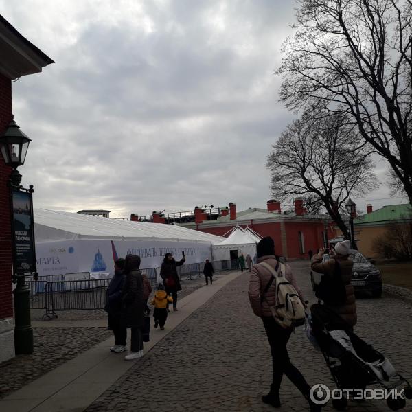 Выставка ледовых скульптур у Нарышкина бастиона Петропавловской крепости (Россия, Санкт-Петербург) фото