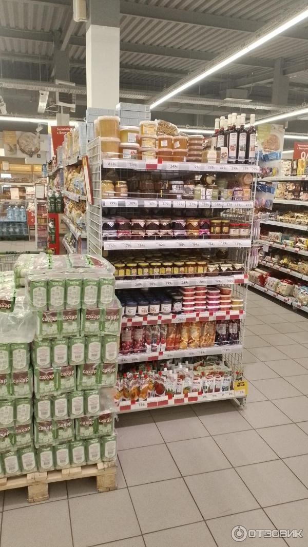 корзина в магазине. российские торговые сети. продавец в продуктовый магазин. оптовая база светофор. просроченные продукты.