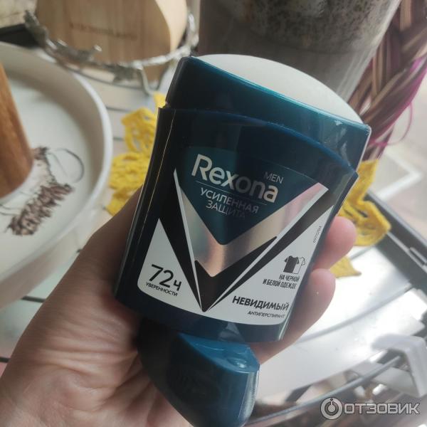 Дезодорант Rexona men невидимый на черном и белом фото