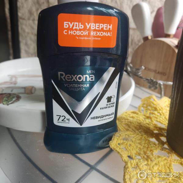 Дезодорант Rexona men невидимый на черном и белом фото