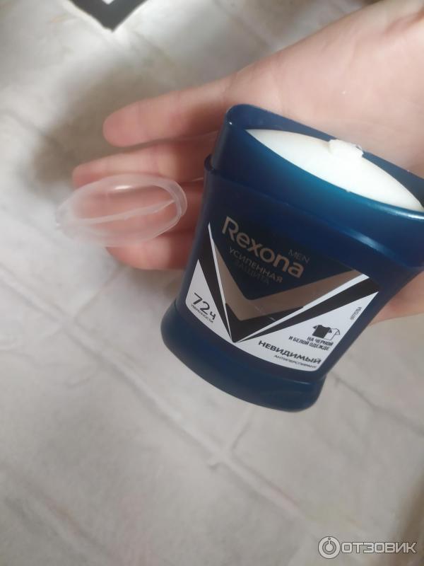 Дезодорант Rexona men невидимый на черном и белом фото