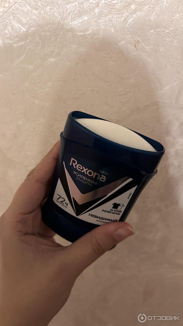 Дезодорант Rexona men невидимый на черном и белом фото