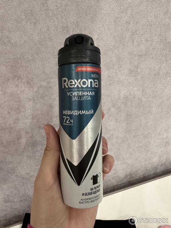 Антиперспирант спрей Rexona Men Невидимый на черном и белом фото