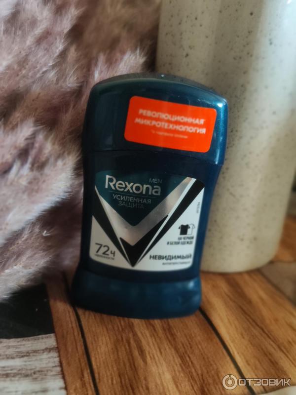 Дезодорант Rexona men невидимый на черном и белом фото