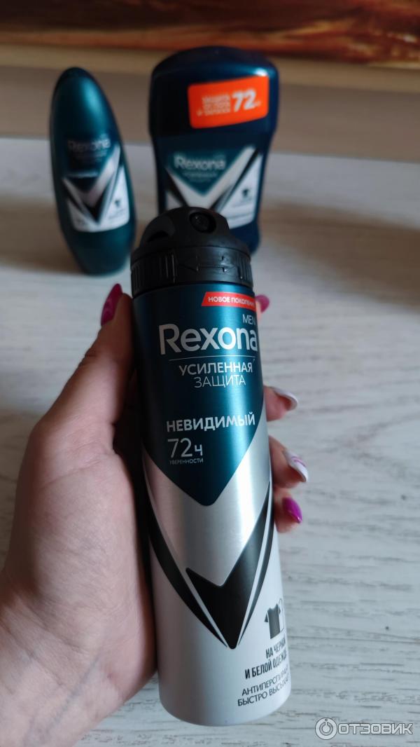 Антиперспирант спрей Rexona Men Невидимый на черном и белом фото