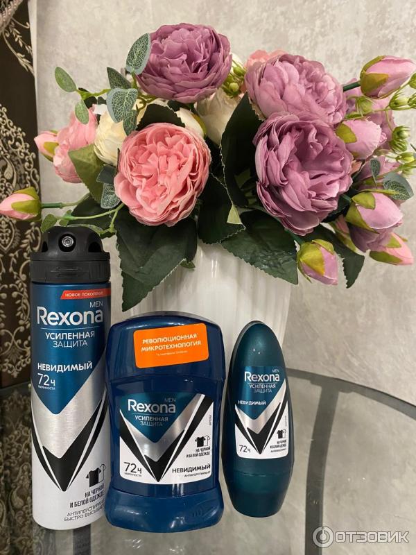 Антиперспирант спрей Rexona Men Невидимый на черном и белом фото