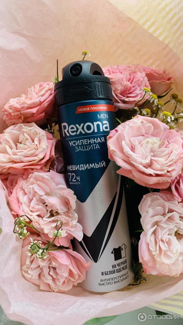 Антиперспирант спрей Rexona Men Невидимый на черном и белом фото