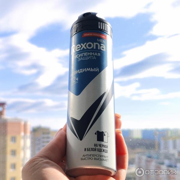 Антиперспирант спрей Rexona Men Невидимый на черном и белом фото