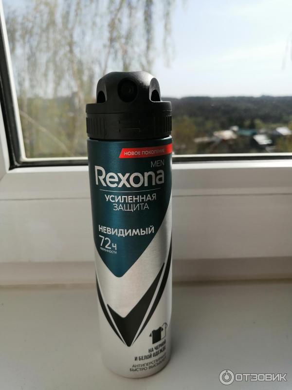 Антиперспирант спрей Rexona Men Невидимый на черном и белом фото