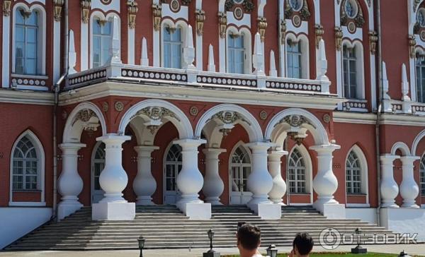 Парадное крыльцо Петровского дворца