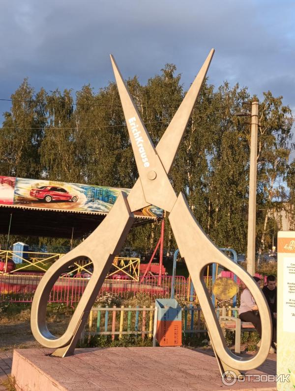 Гигантские ножницы в парке Бюрократ