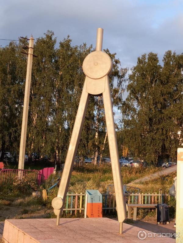Гигантский циркуль в парке Бюрократ