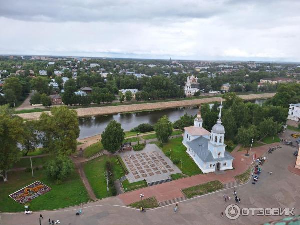 вид на площадь с храмом Александра Невского и рекой