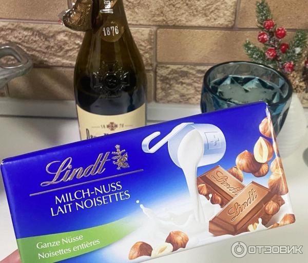 Молочный шоколад Lindt с цельным лесным орехом фото