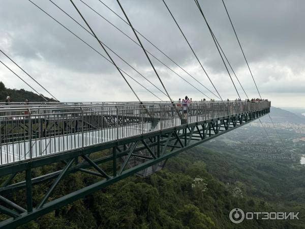 Стеклянный мост Ва Ай Лу в парке Янода (Китай, о. Хайнань) фото