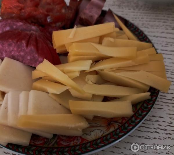 Нарезанный ломтями (не стружкой) сыр Margot Fromages Тет-де-Муан